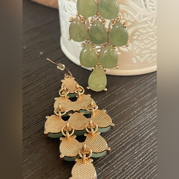 2 pairs of earrings both with green and gold tones - Picture 3 of 4